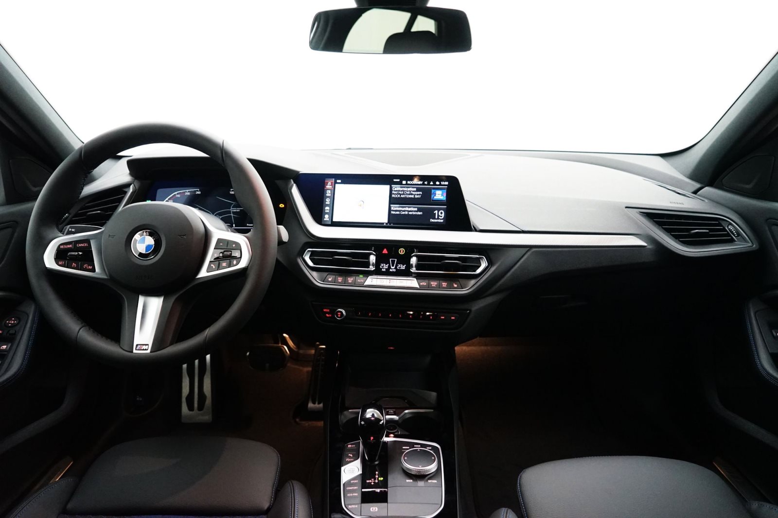 Fahrzeugabbildung BMW 118i 5-Türer DKG [M Sport, Navi, SHZ, 18 LMR]
