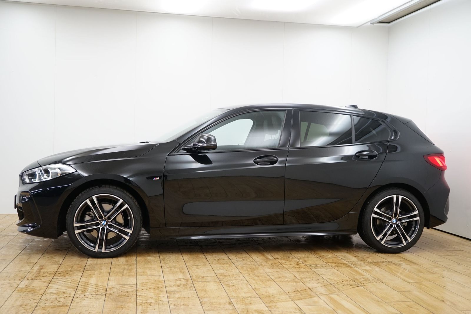 Fahrzeugabbildung BMW 118i 5-Türer DKG [M Sport, Navi, SHZ, 18 LMR]