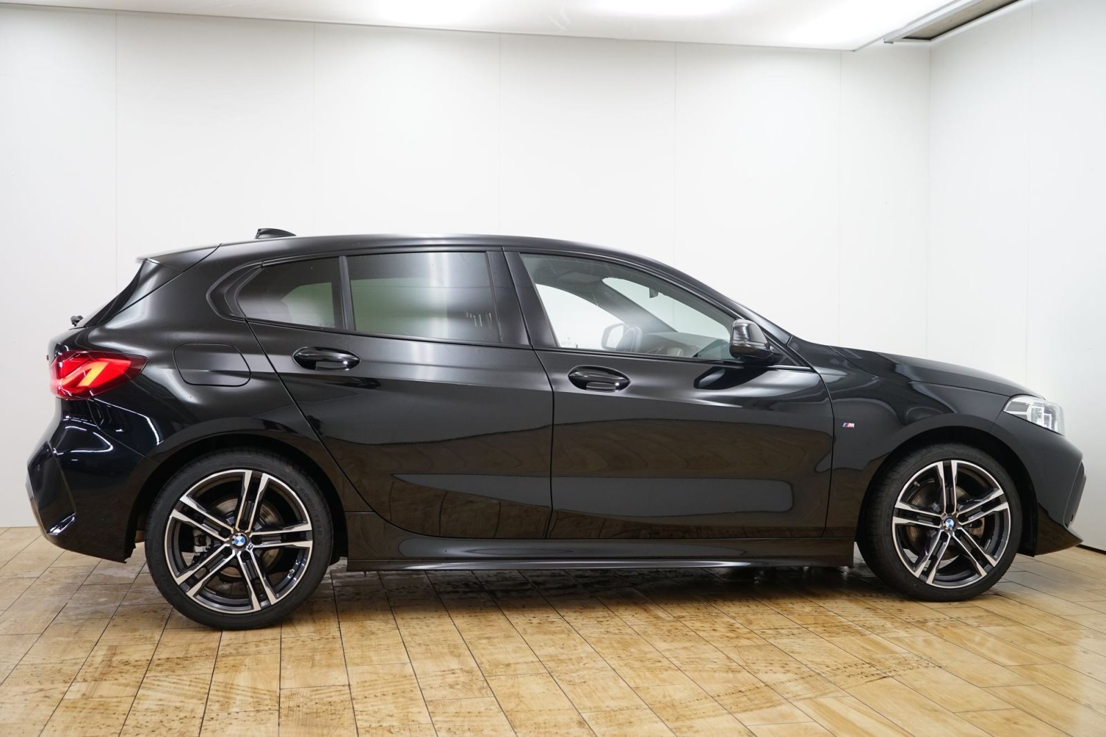 Fahrzeugabbildung BMW 118i 5-Türer DKG [M Sport, Navi, SHZ, 18 LMR]