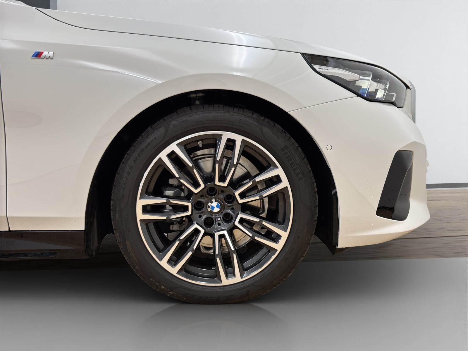 Fahrzeugabbildung BMW 520d Touring [M Sport, AHK, ACC, RFK, h&k Sound]