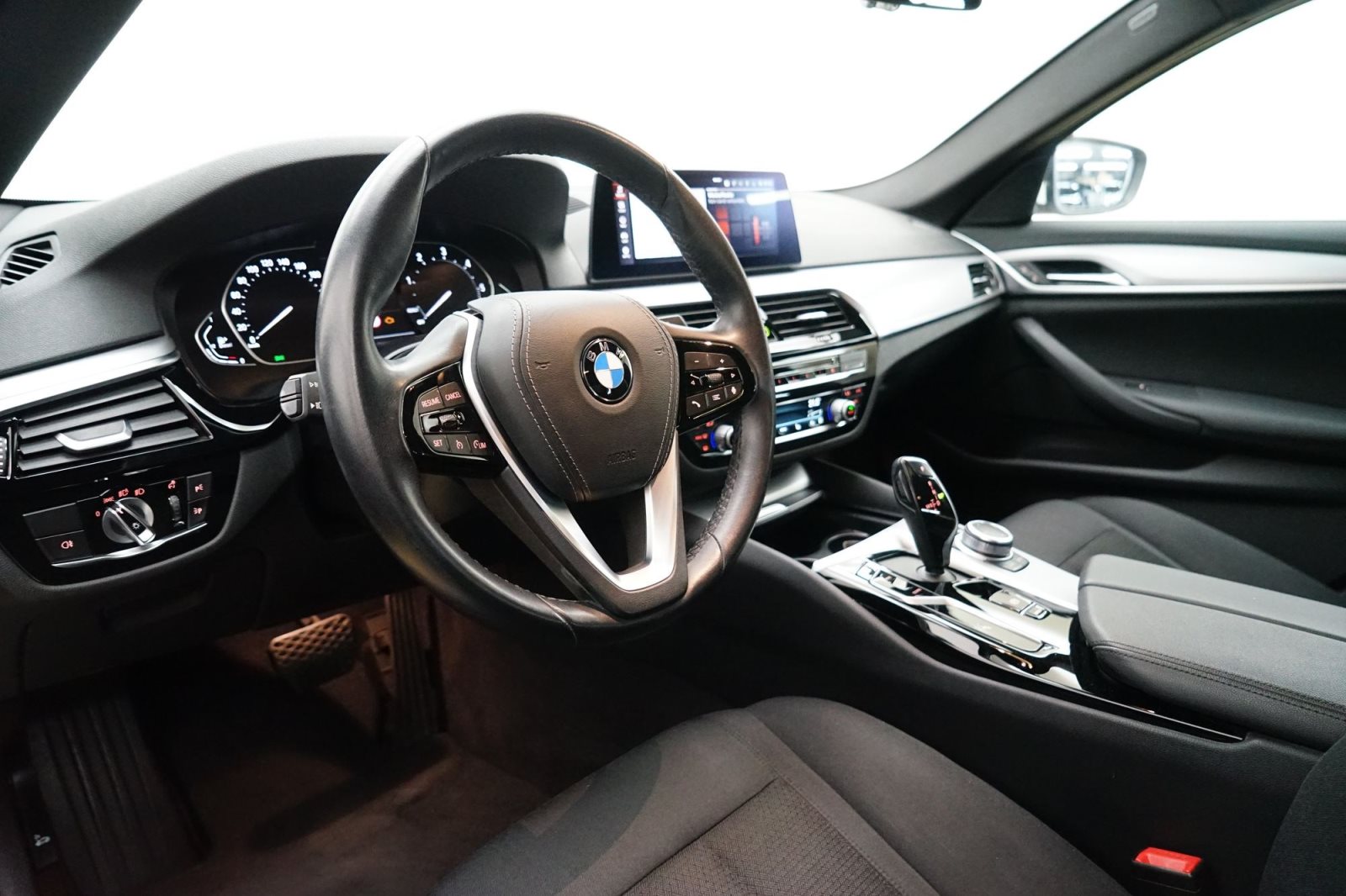 Fahrzeugabbildung BMW 520d Limousine [Live Cockpit+, HiFi, RFK, SHZ]