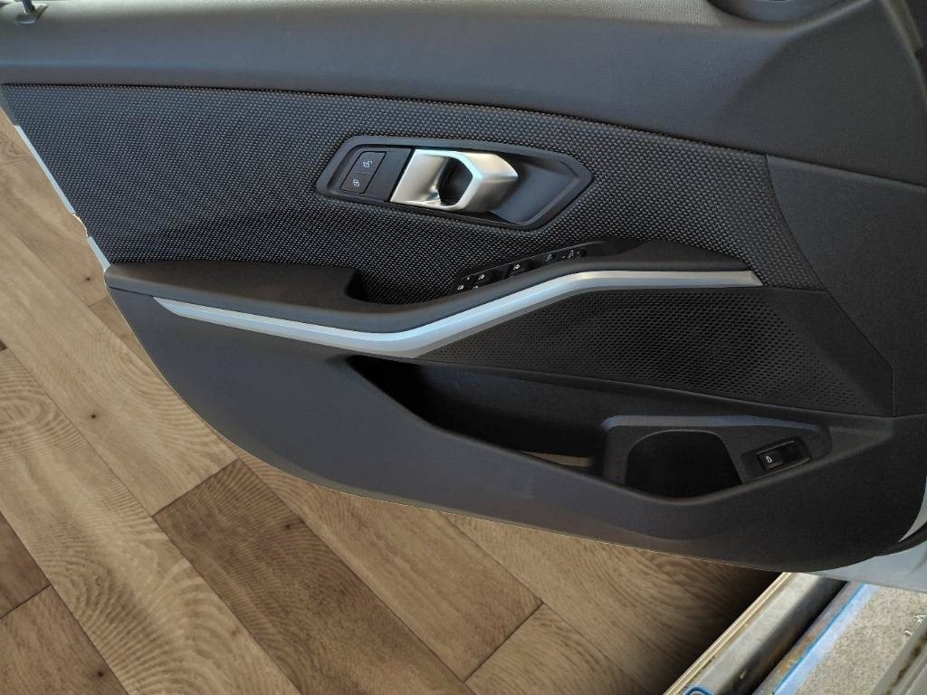 Fahrzeugabbildung BMW 320d xDrive Touring [LC+, RFK, AHK, Standhz.]