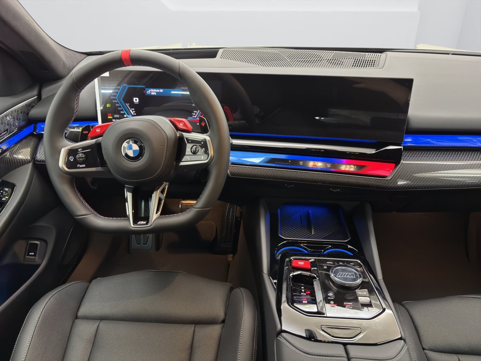 Fahrzeugabbildung BMW M5 Touring [Ultimate Package, HUD, AHK, Carbon]