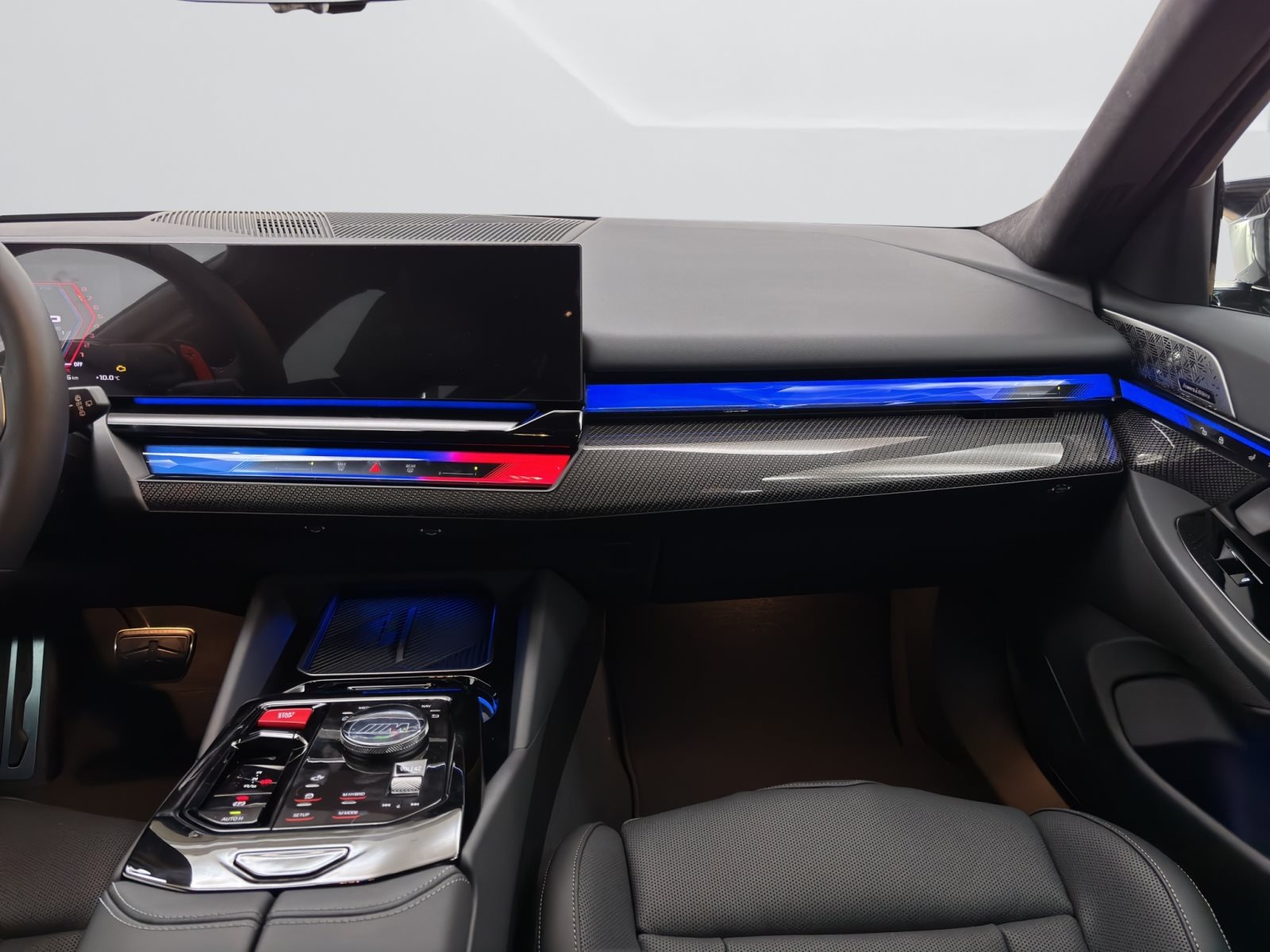 Fahrzeugabbildung BMW M5 Touring [Ultimate Package, HUD, AHK, Carbon]