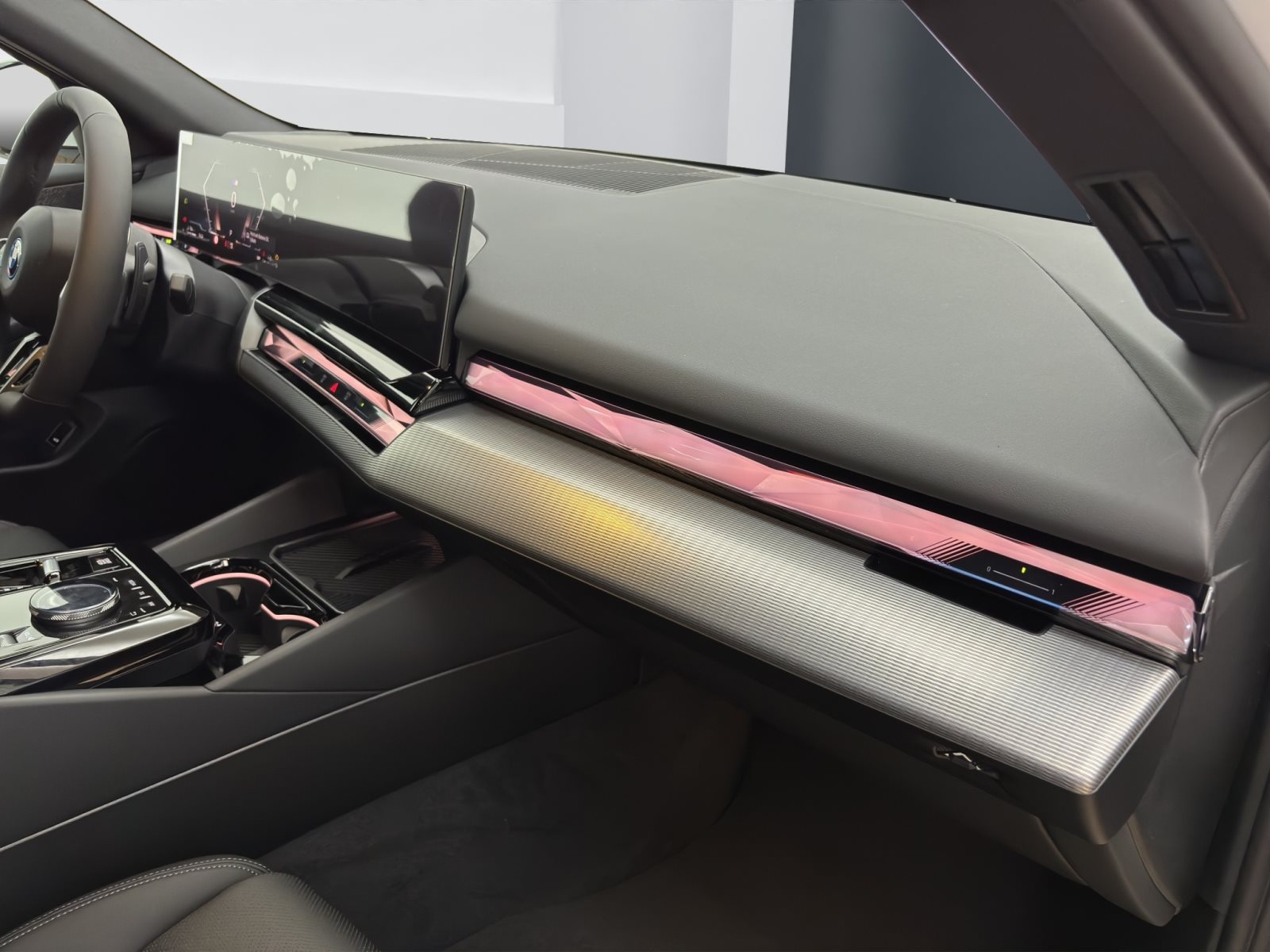 Fahrzeugabbildung BMW 530e Touring [M Sport, AHK, ACC, RFK, h&k Sound]