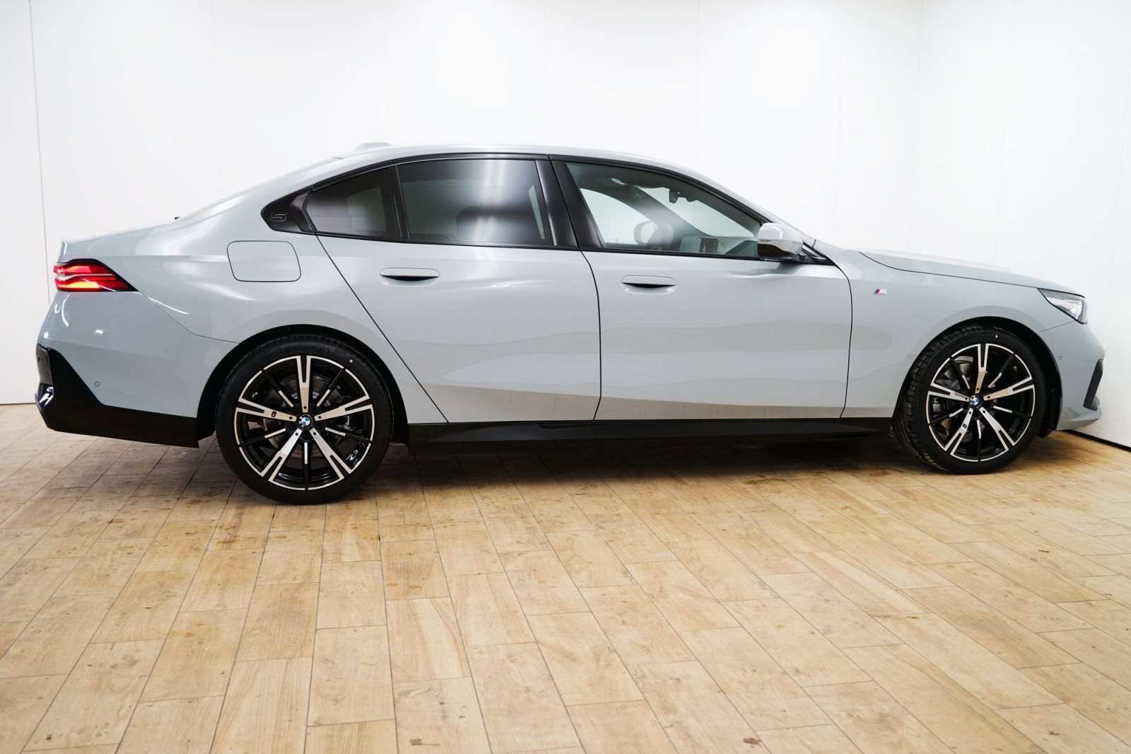 Fahrzeugabbildung BMW 520d Limousine [M Sport, AHK, RFK, SHZ, 20 LMR]