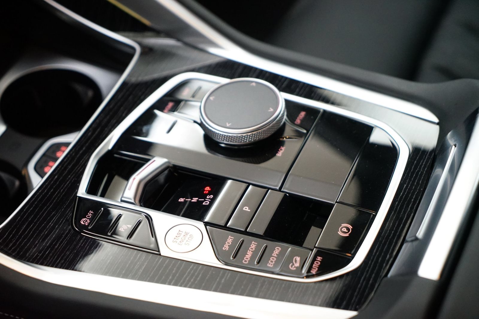 Fahrzeugabbildung BMW X6 xDrive30d [M Sport, HUD, AHK, ACC, GSD, 22 LMR]