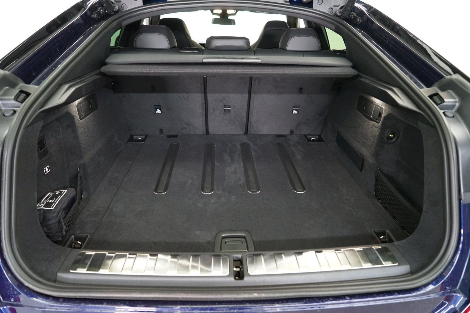 Fahrzeugabbildung BMW X6 xDrive30d [M Sport, HUD, AHK, ACC, GSD, 22 LMR]