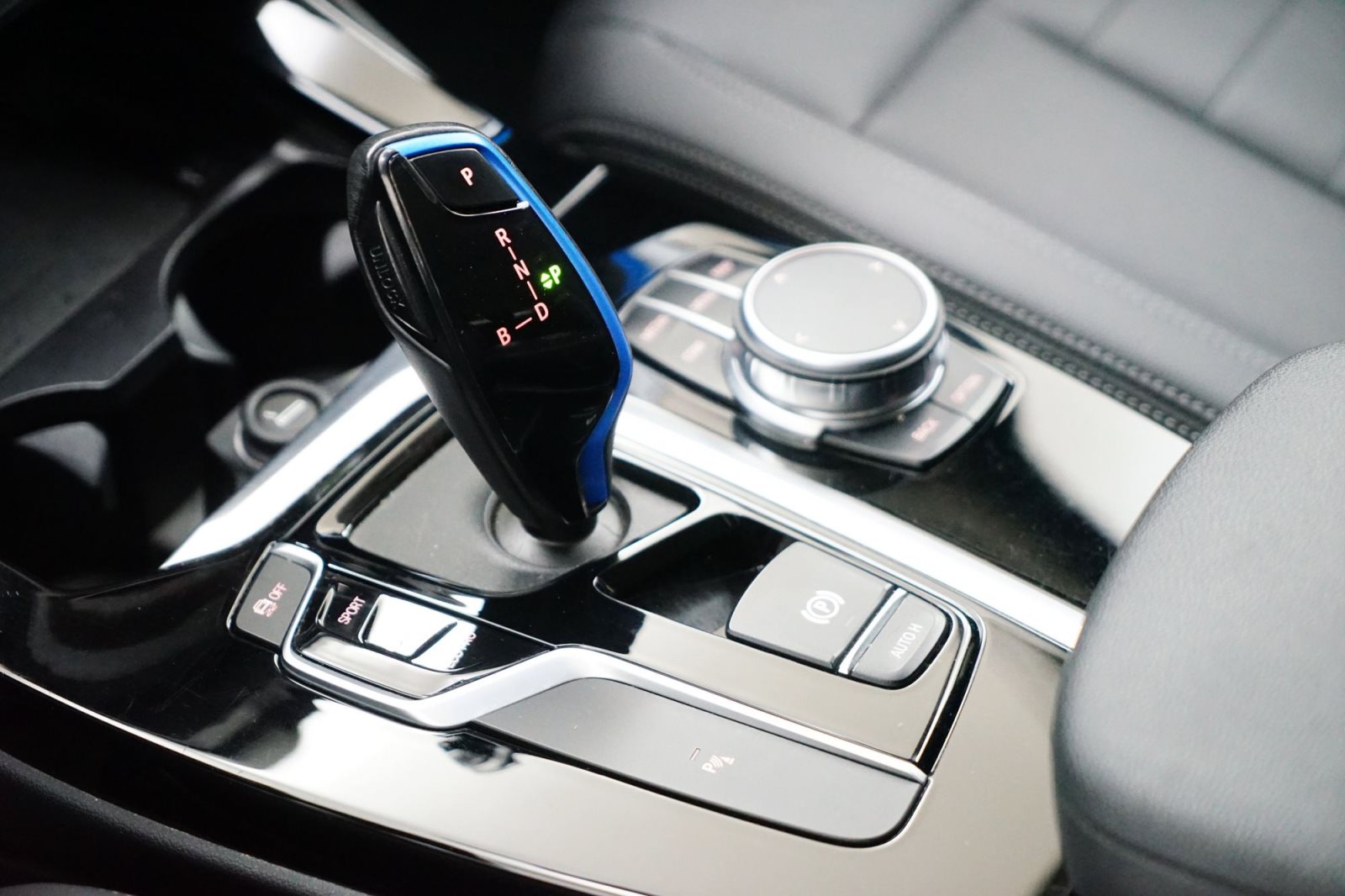 Fahrzeugabbildung BMW iX3 [Inspiring, LC Prof., DA Prof., 19 LMR]