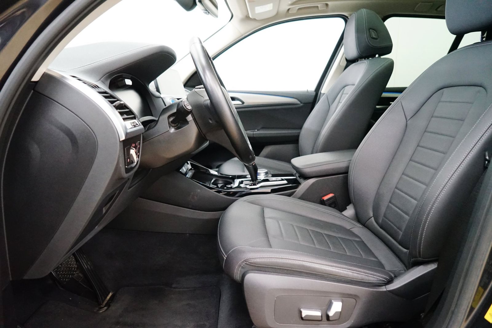 Fahrzeugabbildung BMW iX3 [Inspiring, LC Prof., DA Prof., 19 LMR]