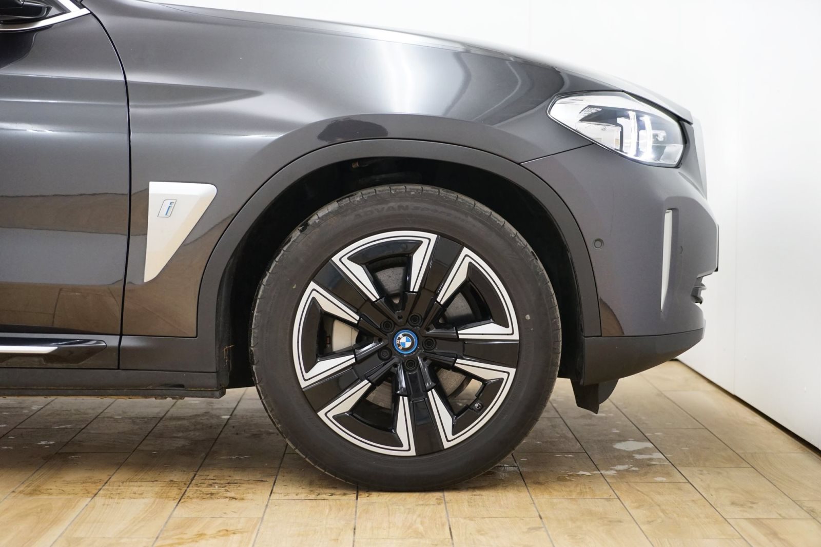 Fahrzeugabbildung BMW iX3 [Inspiring, LC Prof., DA Prof., 19 LMR]