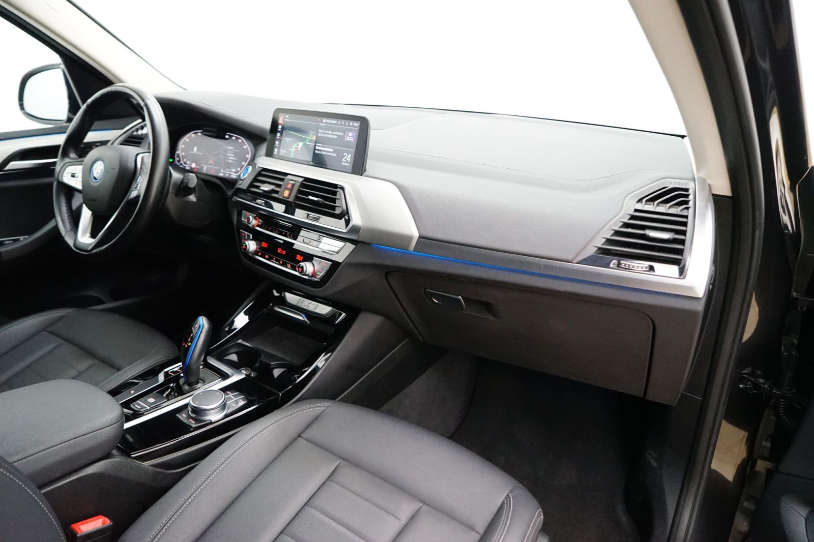 Fahrzeugabbildung BMW iX3 [Inspiring, LC Prof., DA Prof., 19 LMR]