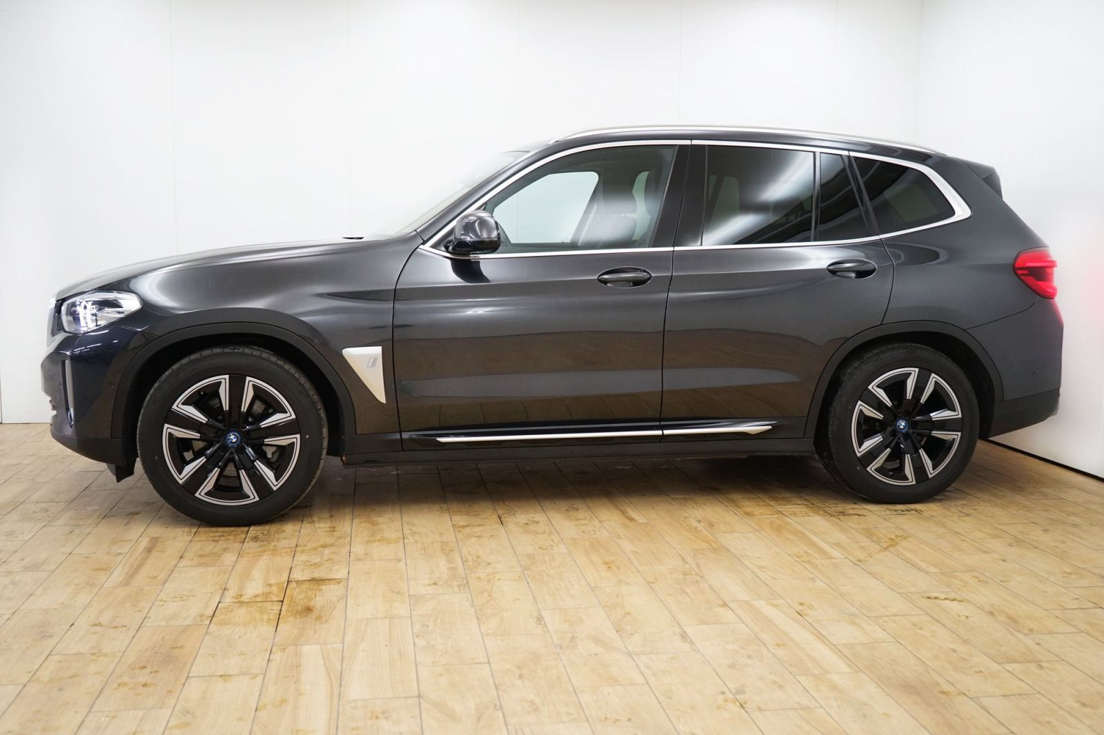 Fahrzeugabbildung BMW iX3 [Inspiring, LC Prof., DA Prof., 19 LMR]