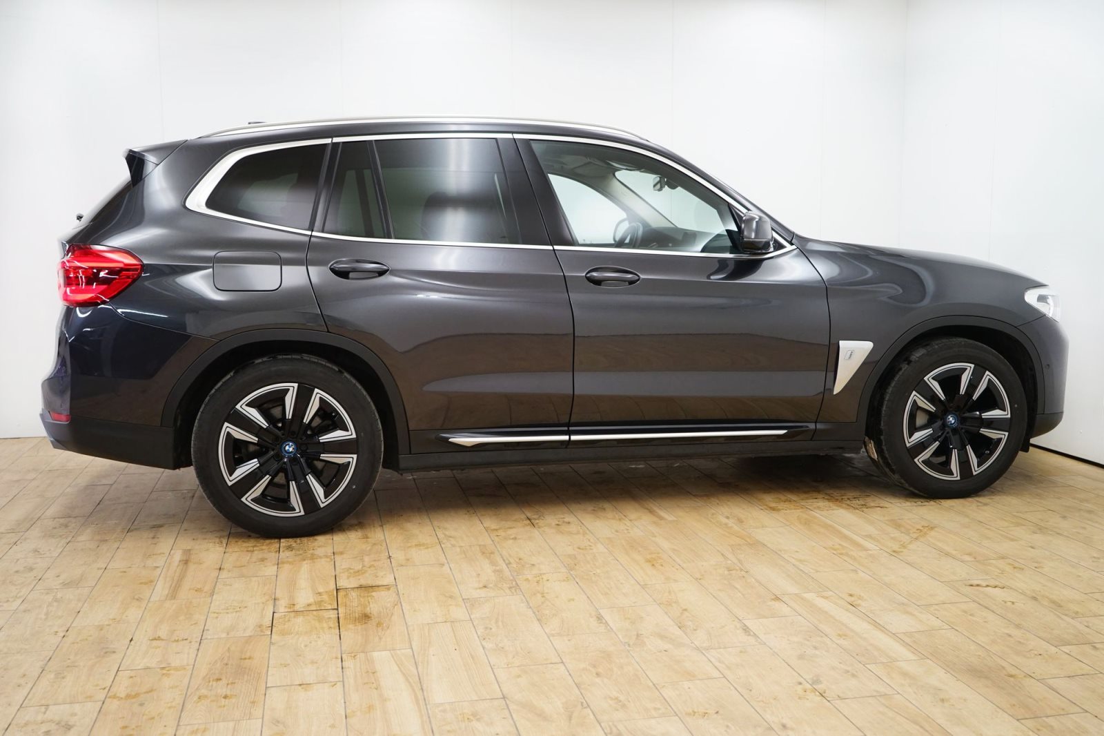 Fahrzeugabbildung BMW iX3 [Inspiring, LC Prof., DA Prof., 19 LMR]