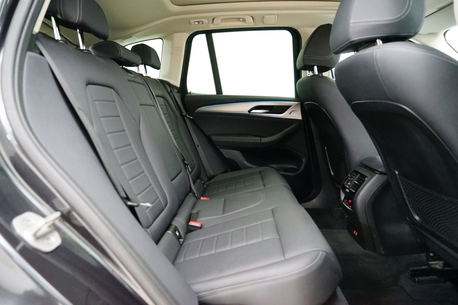 Fahrzeugabbildung BMW iX3 [Inspiring, LC Prof., DA Prof., 19 LMR]