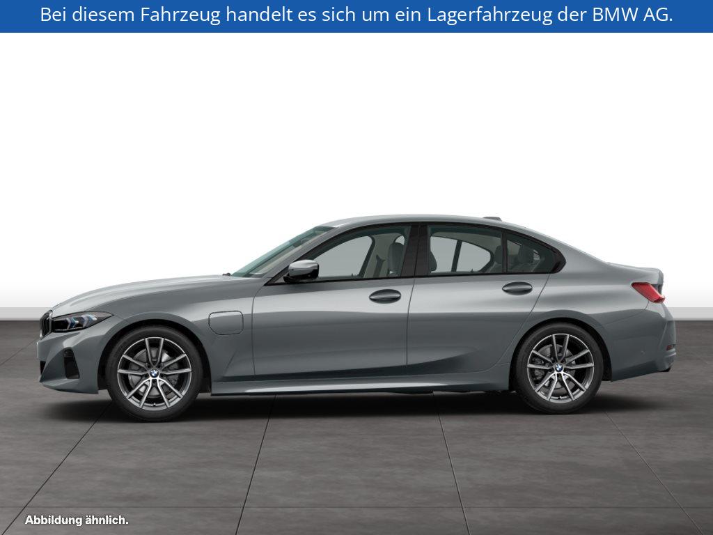 Fahrzeugabbildung BMW 330e xDrive Limousine