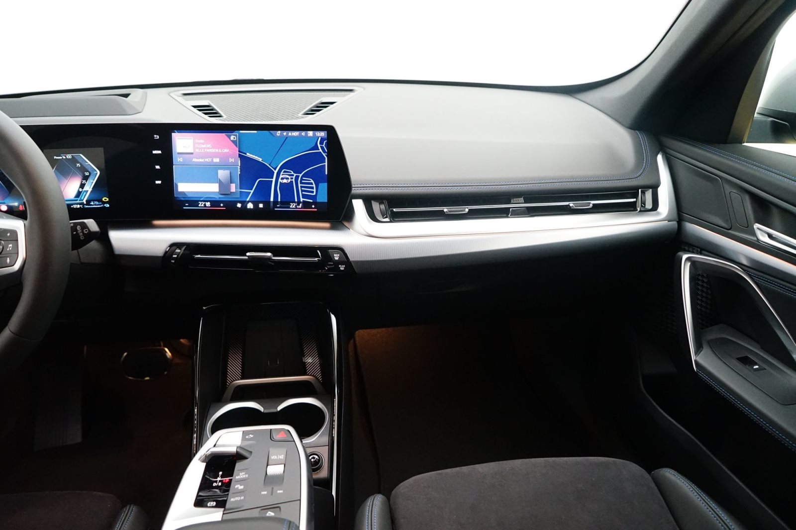 Fahrzeugabbildung BMW X1 xDrive30e [M Sport, HUD, AHK, ACC, 19 LMR]
