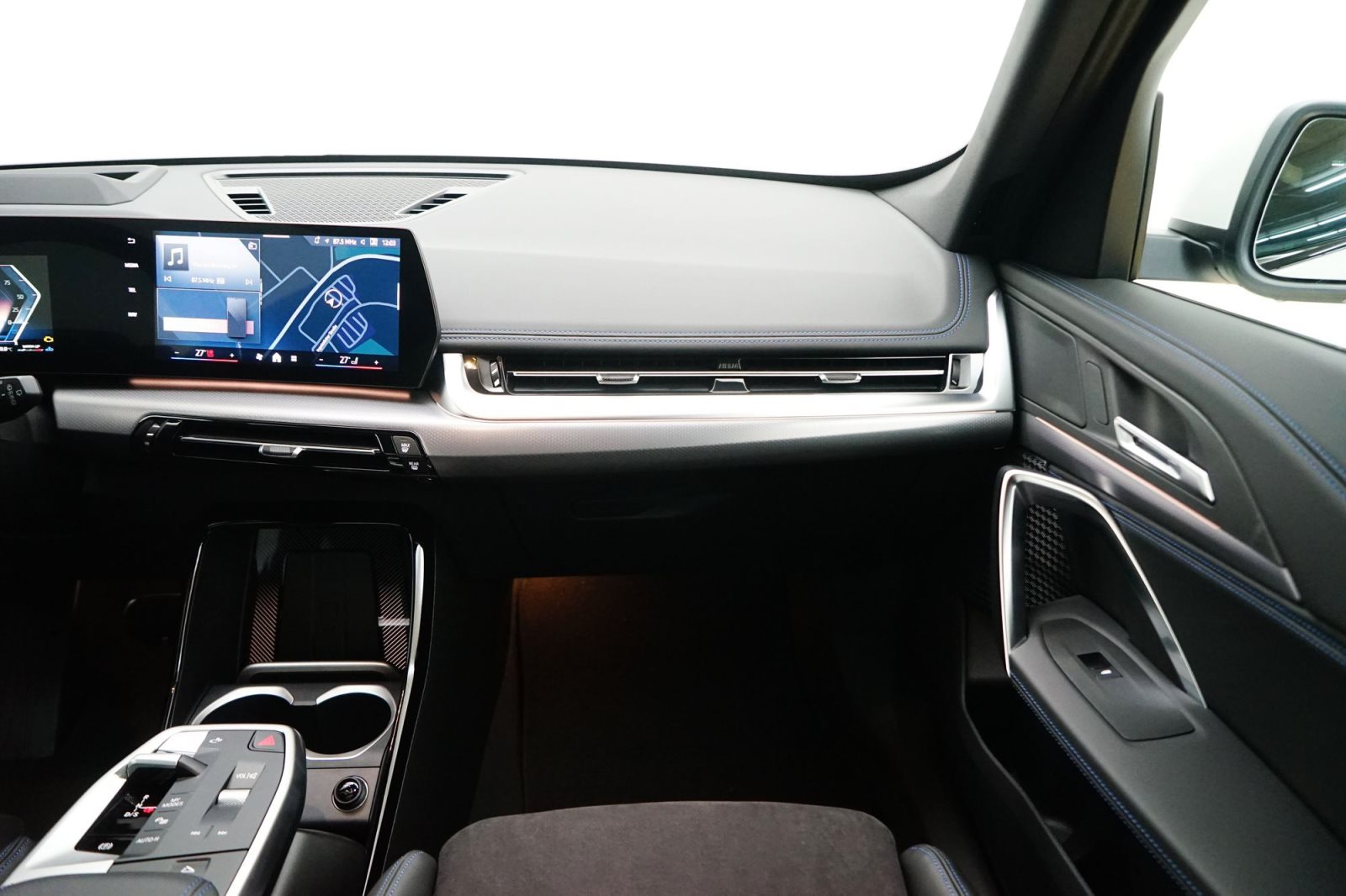 Fahrzeugabbildung BMW X1 sDrive20i [M Sport, HUD, AHK, ACC, RFK, 19 LMR]