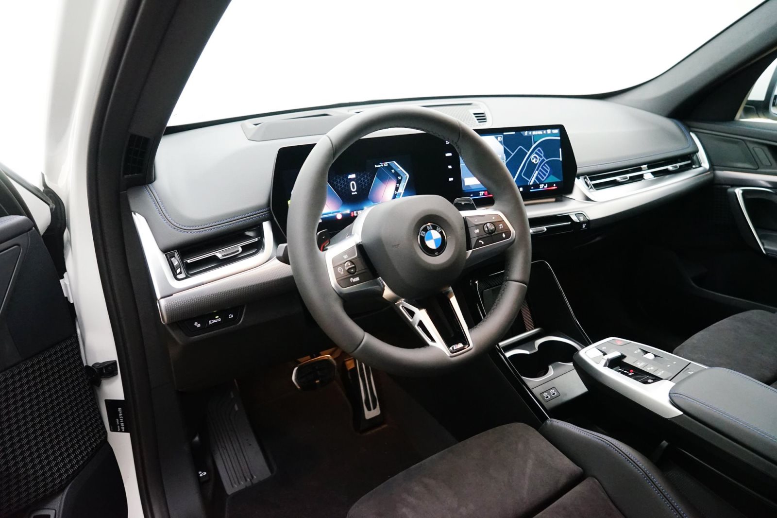 Fahrzeugabbildung BMW X1 sDrive20i [M Sport, HUD, AHK, ACC, RFK, 19 LMR]