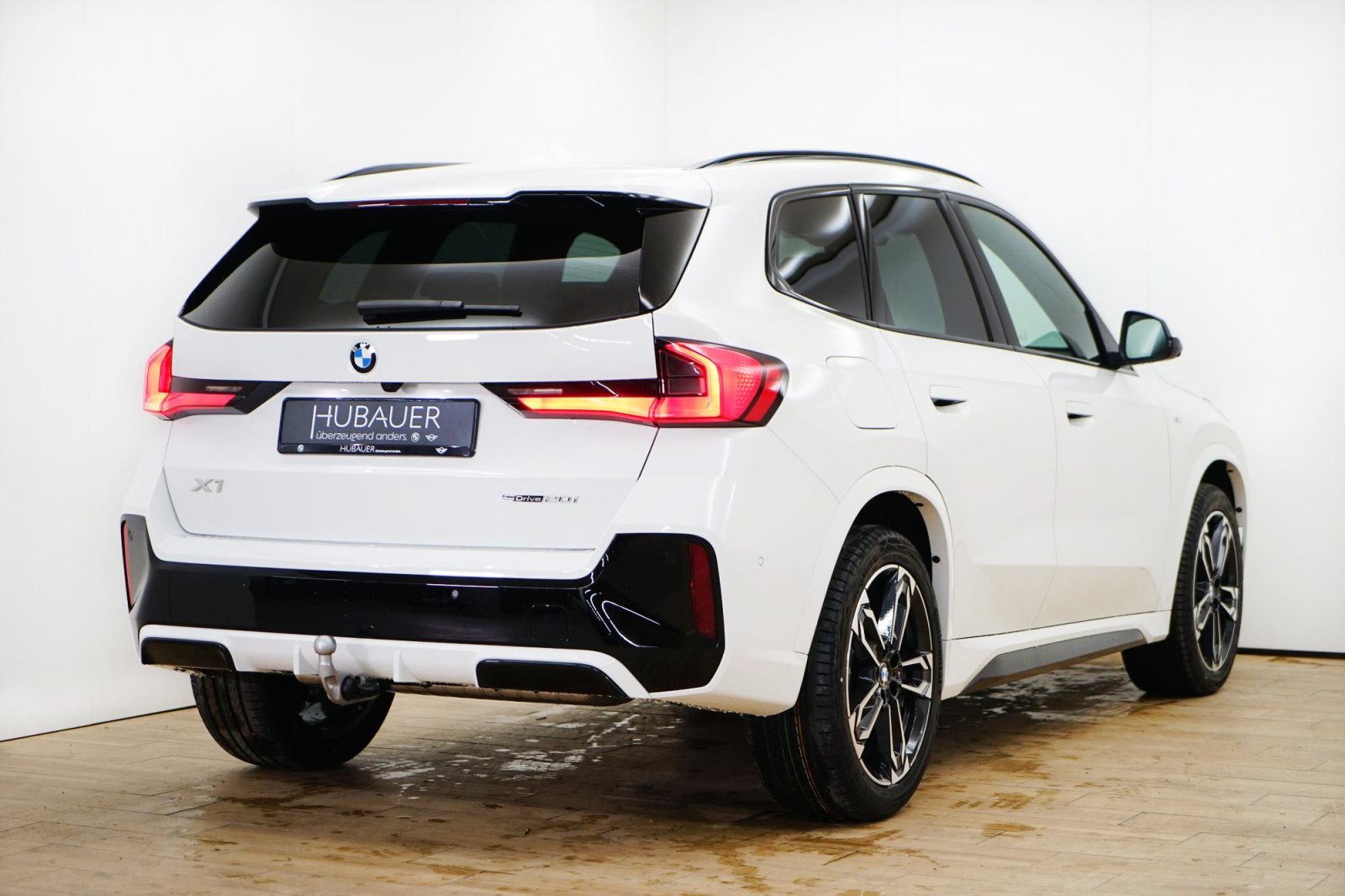 Fahrzeugabbildung BMW X1 sDrive20i [M Sport, HUD, AHK, ACC, RFK, 19 LMR]