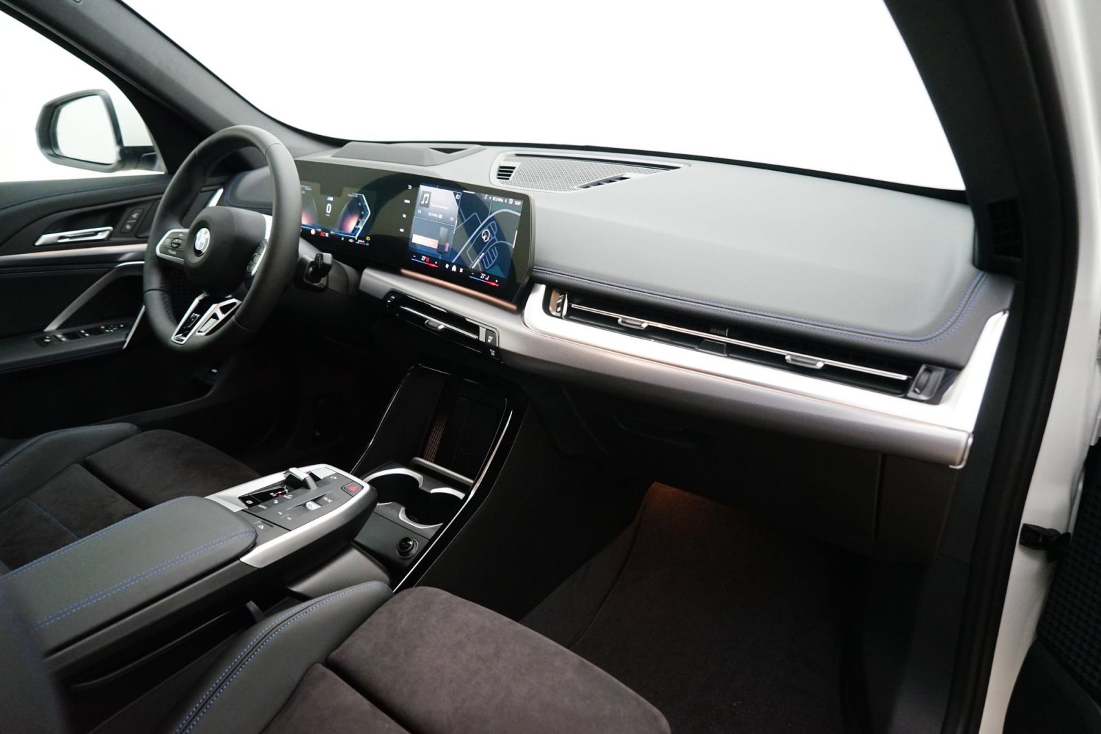 Fahrzeugabbildung BMW X1 sDrive20i [M Sport, HUD, AHK, ACC, RFK, 19 LMR]