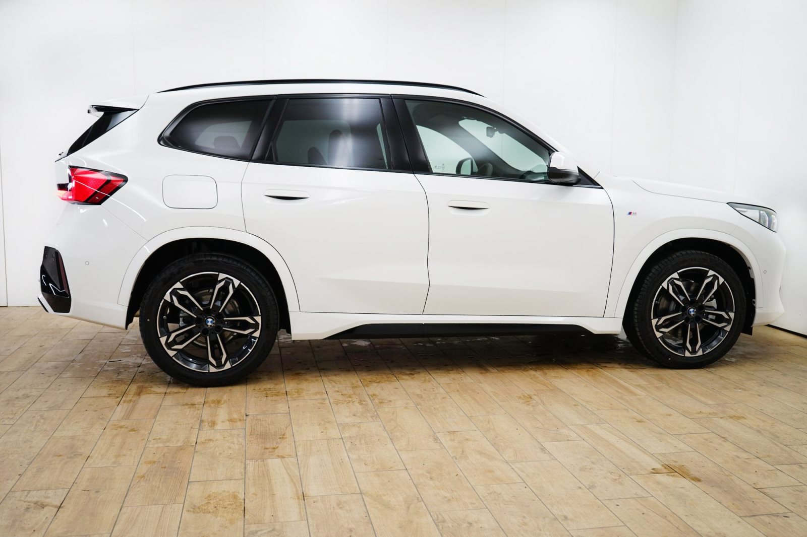 Fahrzeugabbildung BMW X1 sDrive20i [M Sport, HUD, AHK, ACC, RFK, 19 LMR]