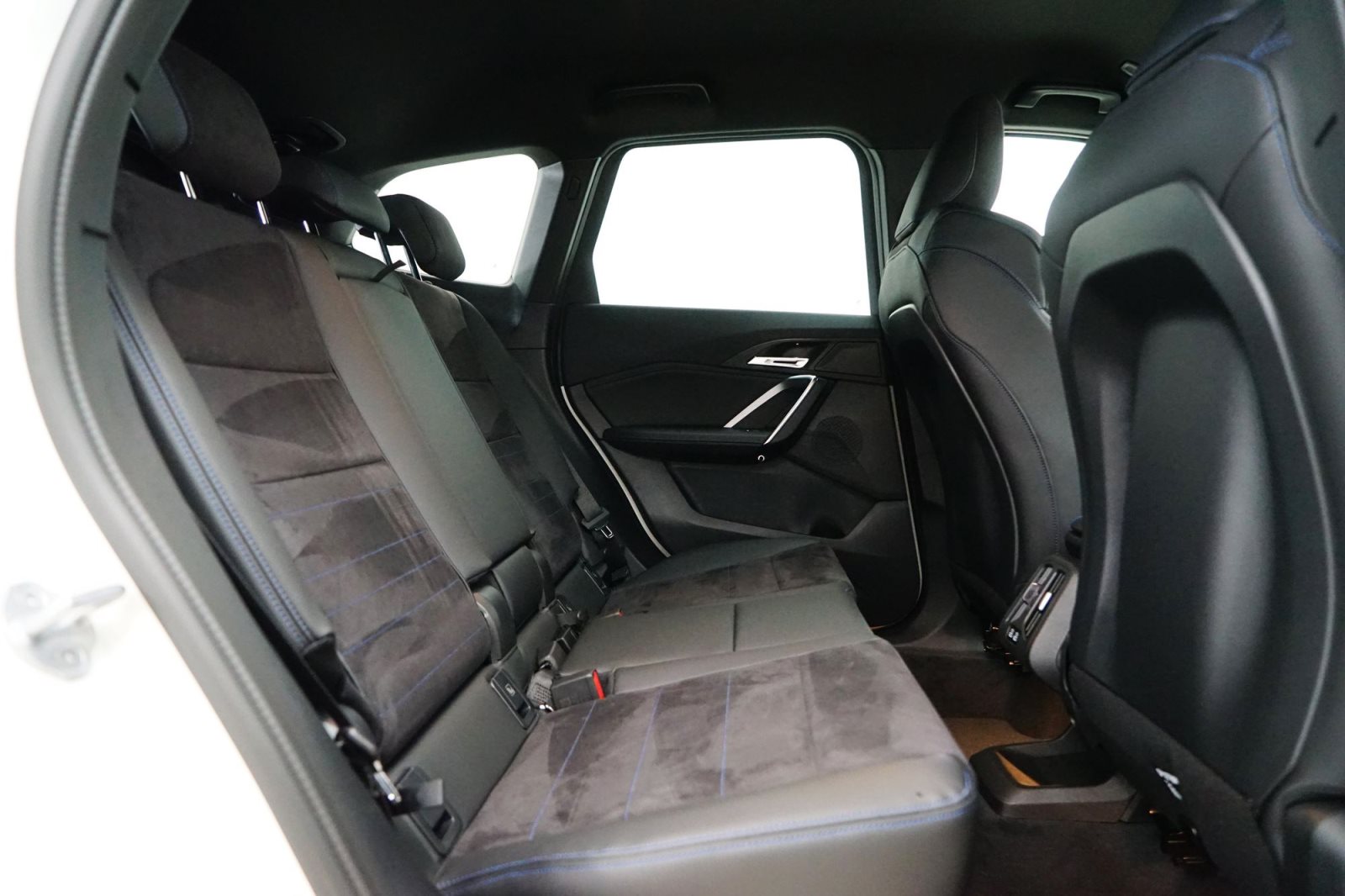 Fahrzeugabbildung BMW X1 sDrive20i [M Sport, HUD, AHK, ACC, RFK, 19 LMR]