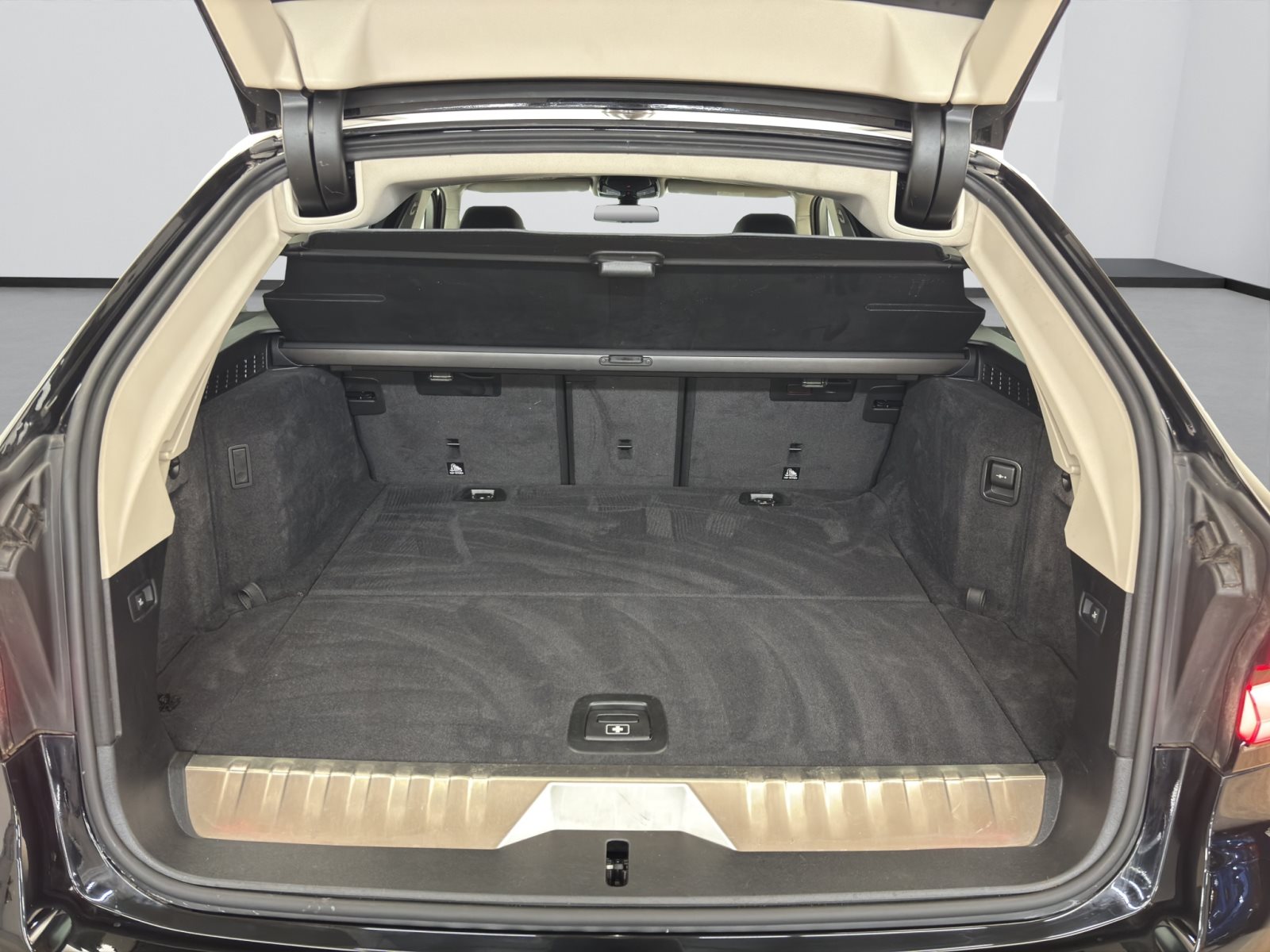 Fahrzeugabbildung BMW 530e Touring [LC Prof., Laser, RFK, HUD, SHZ]