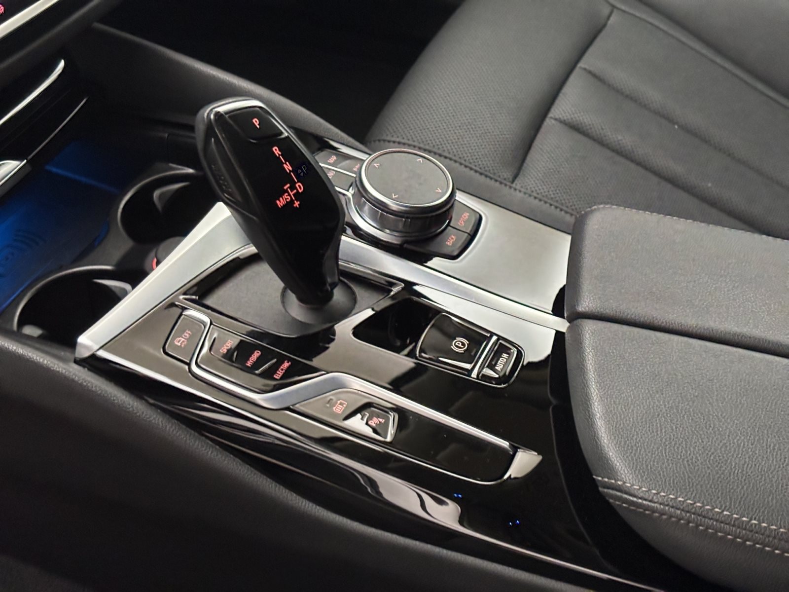 Fahrzeugabbildung BMW 530e Touring [LC Prof., Laser, RFK, HUD, SHZ]