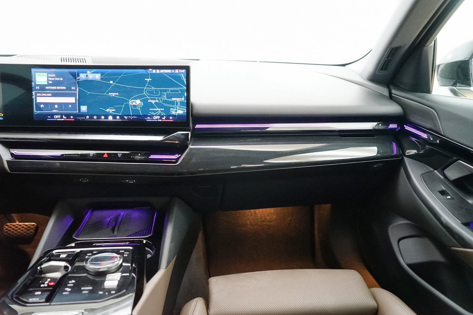 Fahrzeugabbildung BMW 520d Limousine [Sport Line, HUD, AHK, RFK] DAB