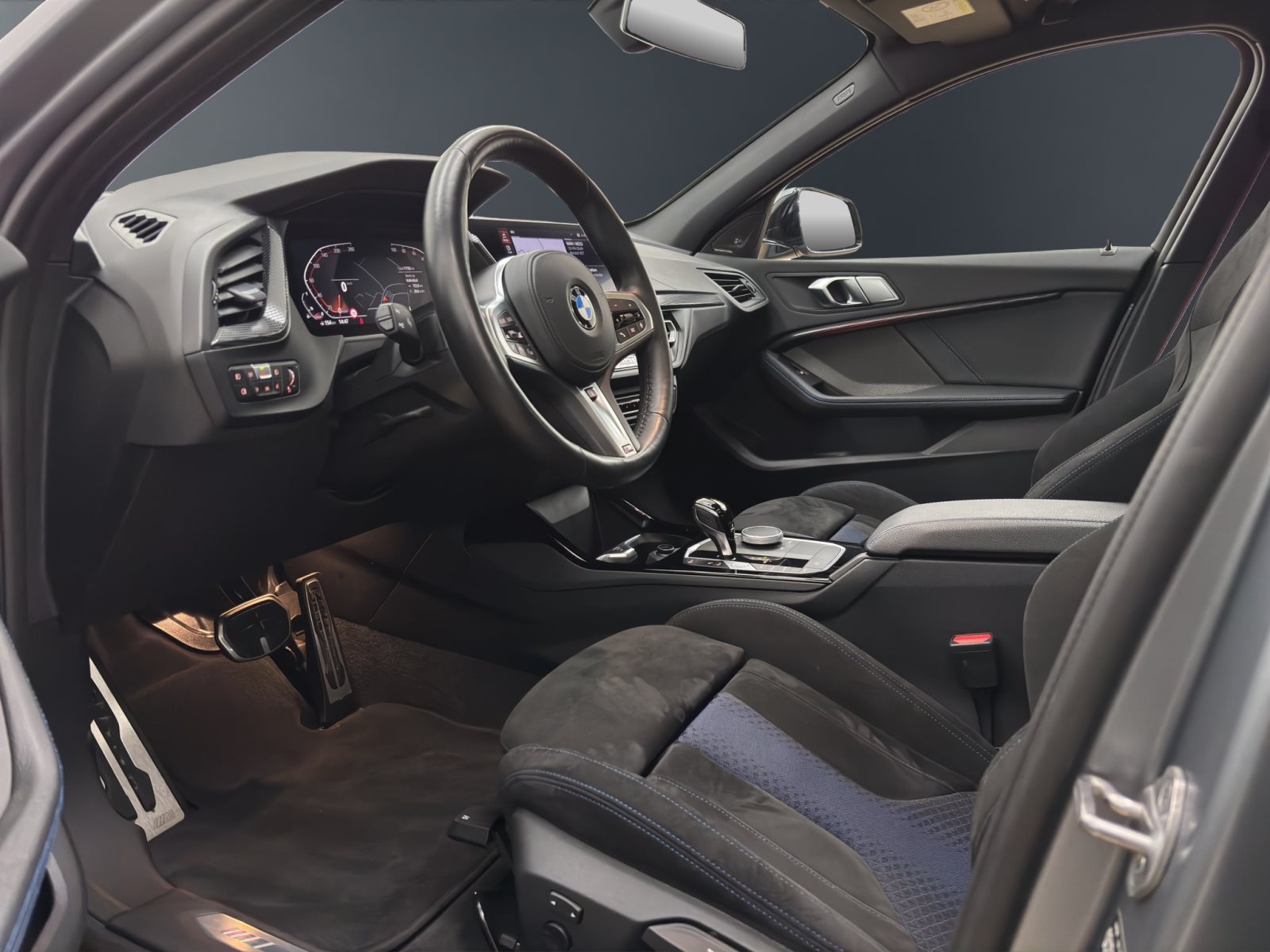 Fahrzeugabbildung BMW 120i [M Sport, LC Prof, ACC, GSD, 19 , h&k Sound]