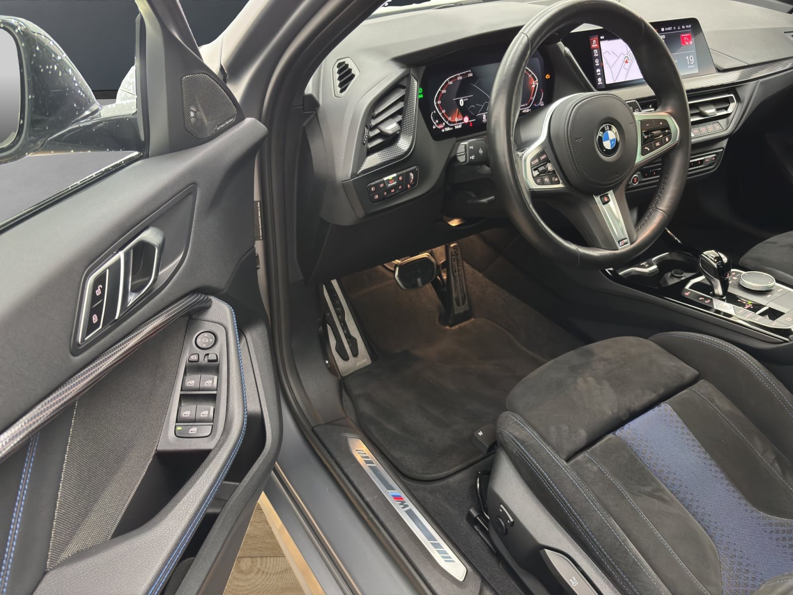 Fahrzeugabbildung BMW 120i [M Sport, LC Prof, ACC, GSD, 19 , h&k Sound]