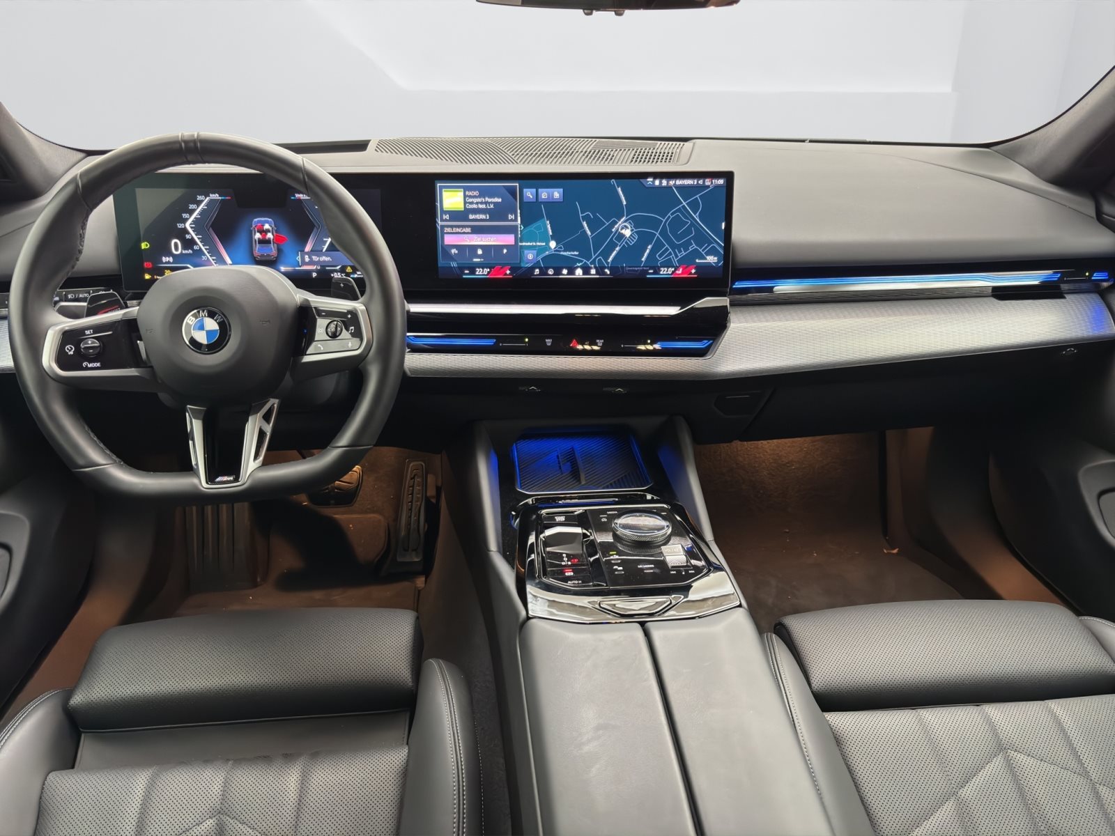 Fahrzeugabbildung BMW 520d Touring [M Sport Pro, HUD, AHK, ACC, 20 LMR]