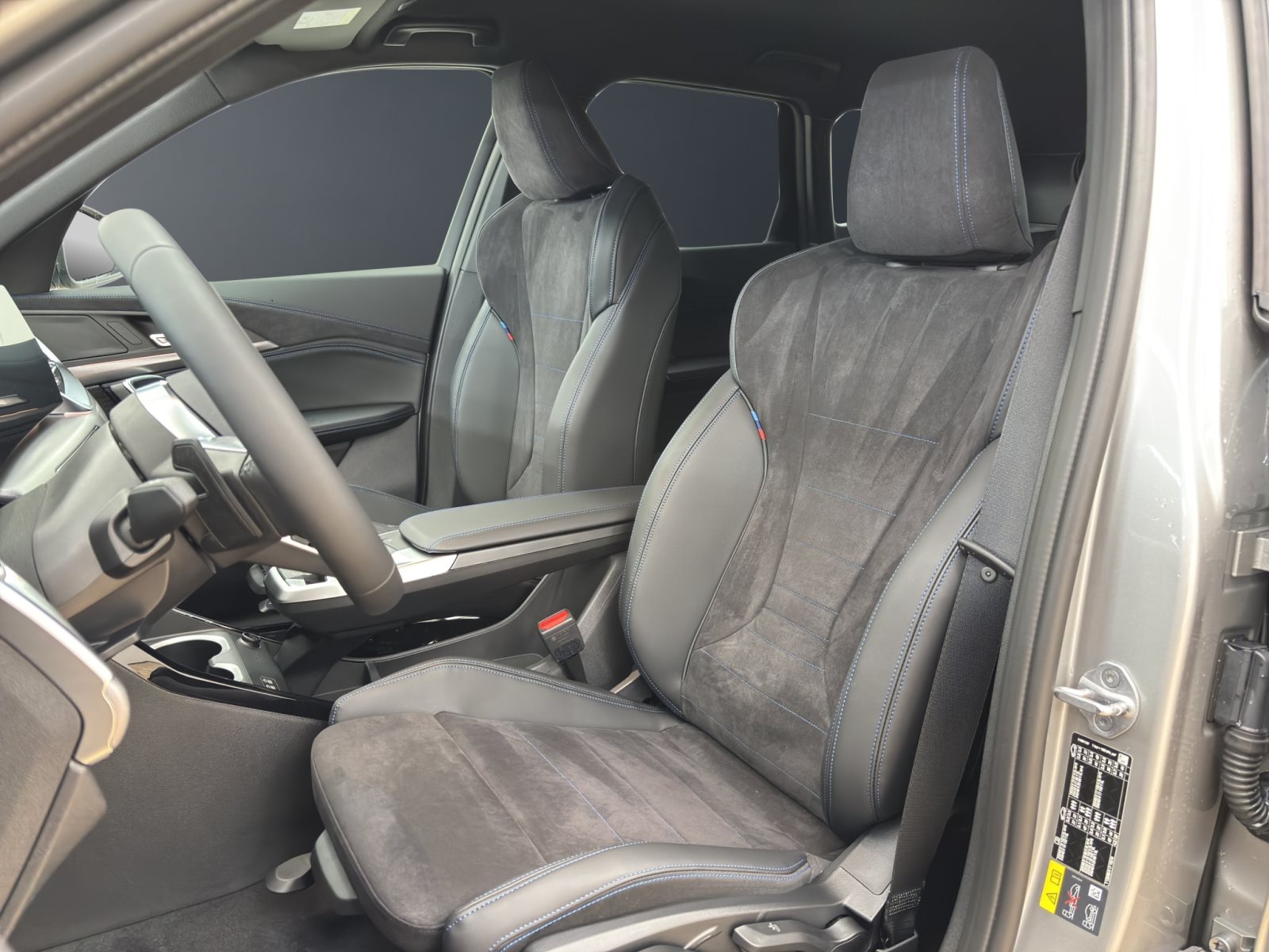 Fahrzeugabbildung BMW iX1 eDrive20 [M Sport, AHK, ACC, RFK, 18 LMR]