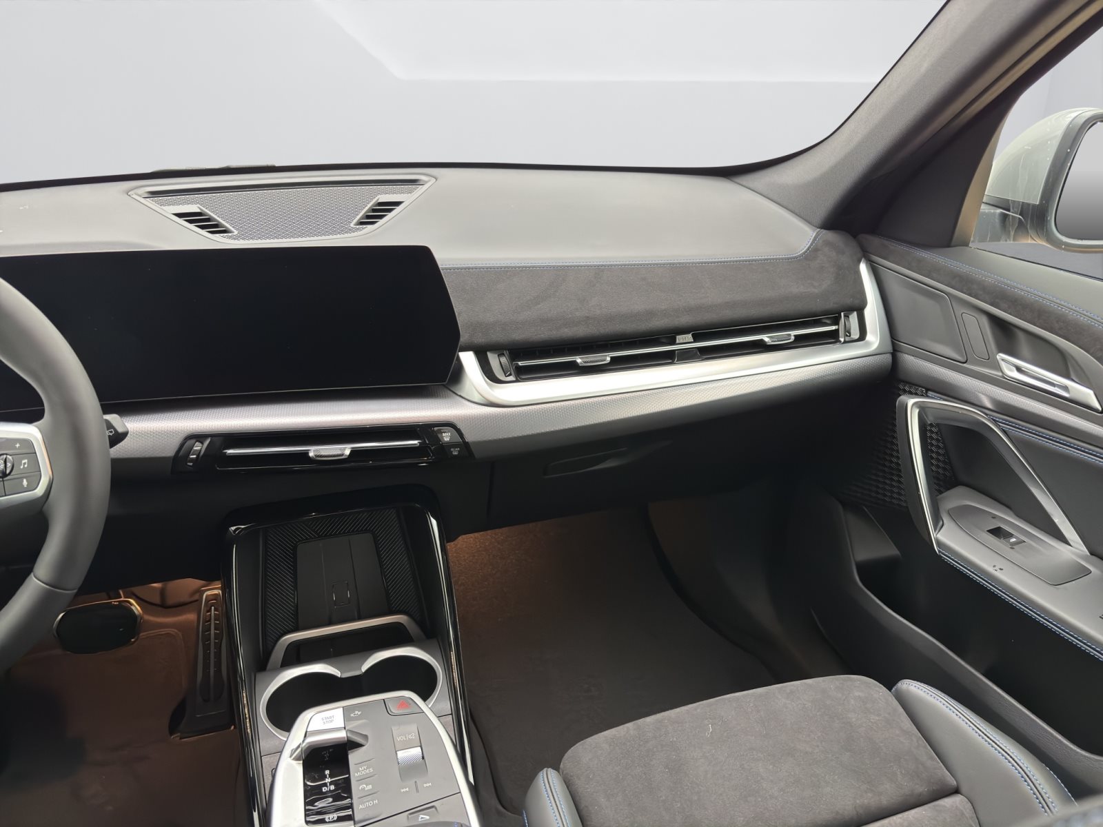 Fahrzeugabbildung BMW iX1 eDrive20 [M Sport, AHK, ACC, RFK, 18 LMR]