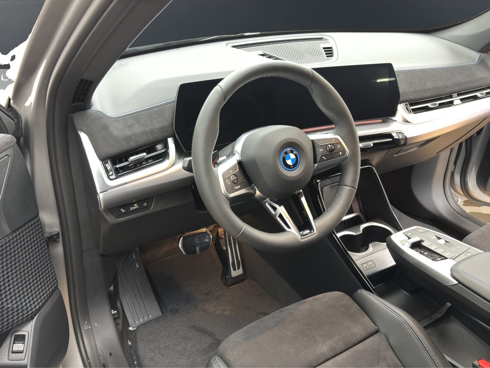 Fahrzeugabbildung BMW iX1 eDrive20 [M Sport, AHK, ACC, RFK, 18 LMR]
