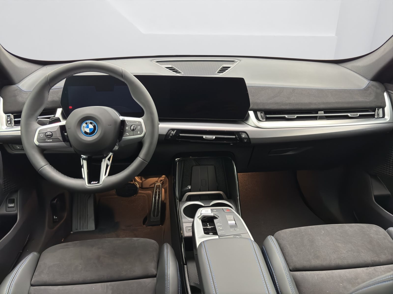 Fahrzeugabbildung BMW iX1 eDrive20 [M Sport, AHK, ACC, RFK, 18 LMR]