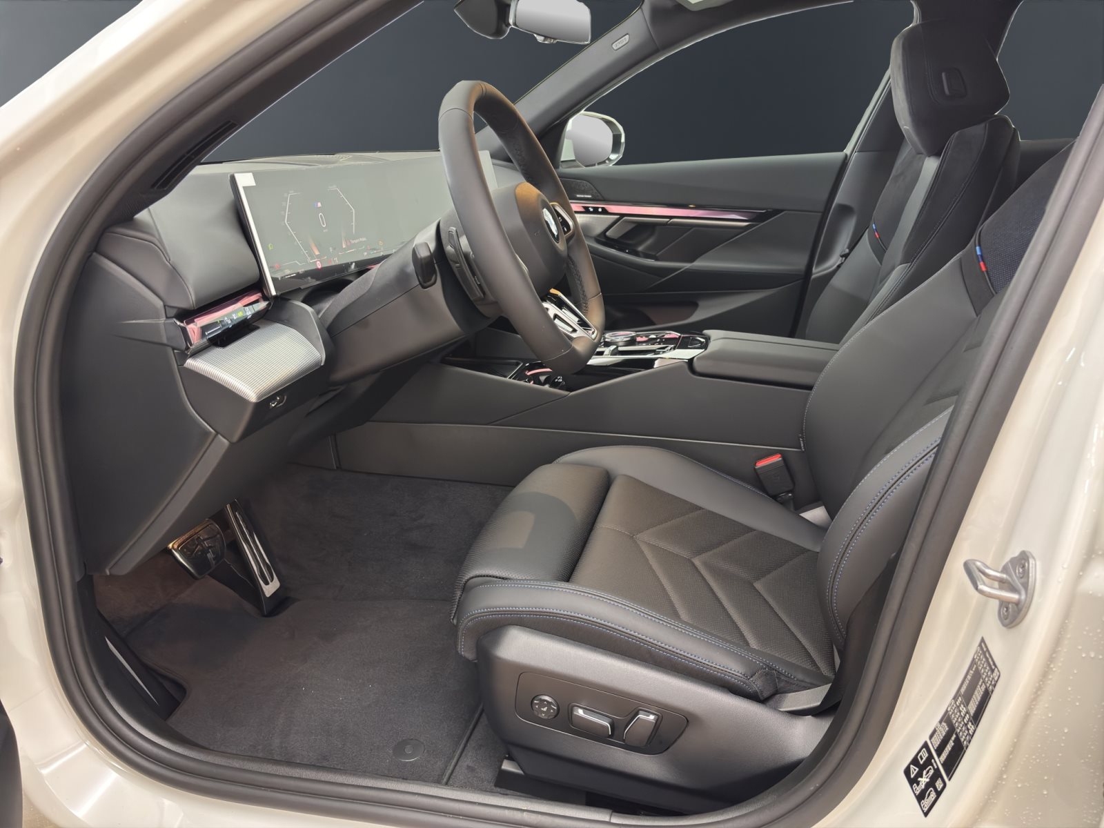 Fahrzeugabbildung BMW 520d xDrive Touring [M Sport, AHK, ACC, RFK, h&k Sound]