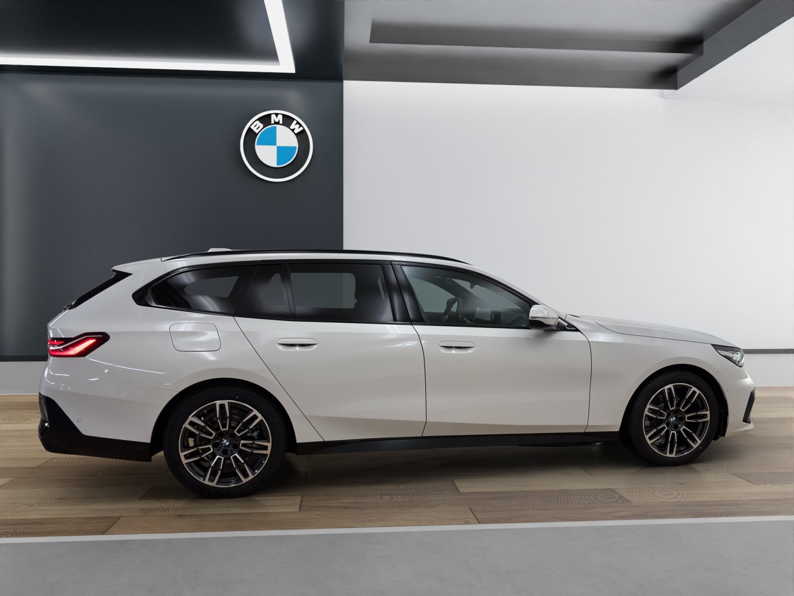 Fahrzeugabbildung BMW 520d xDrive Touring [M Sport, AHK, ACC, RFK, h&k Sound]