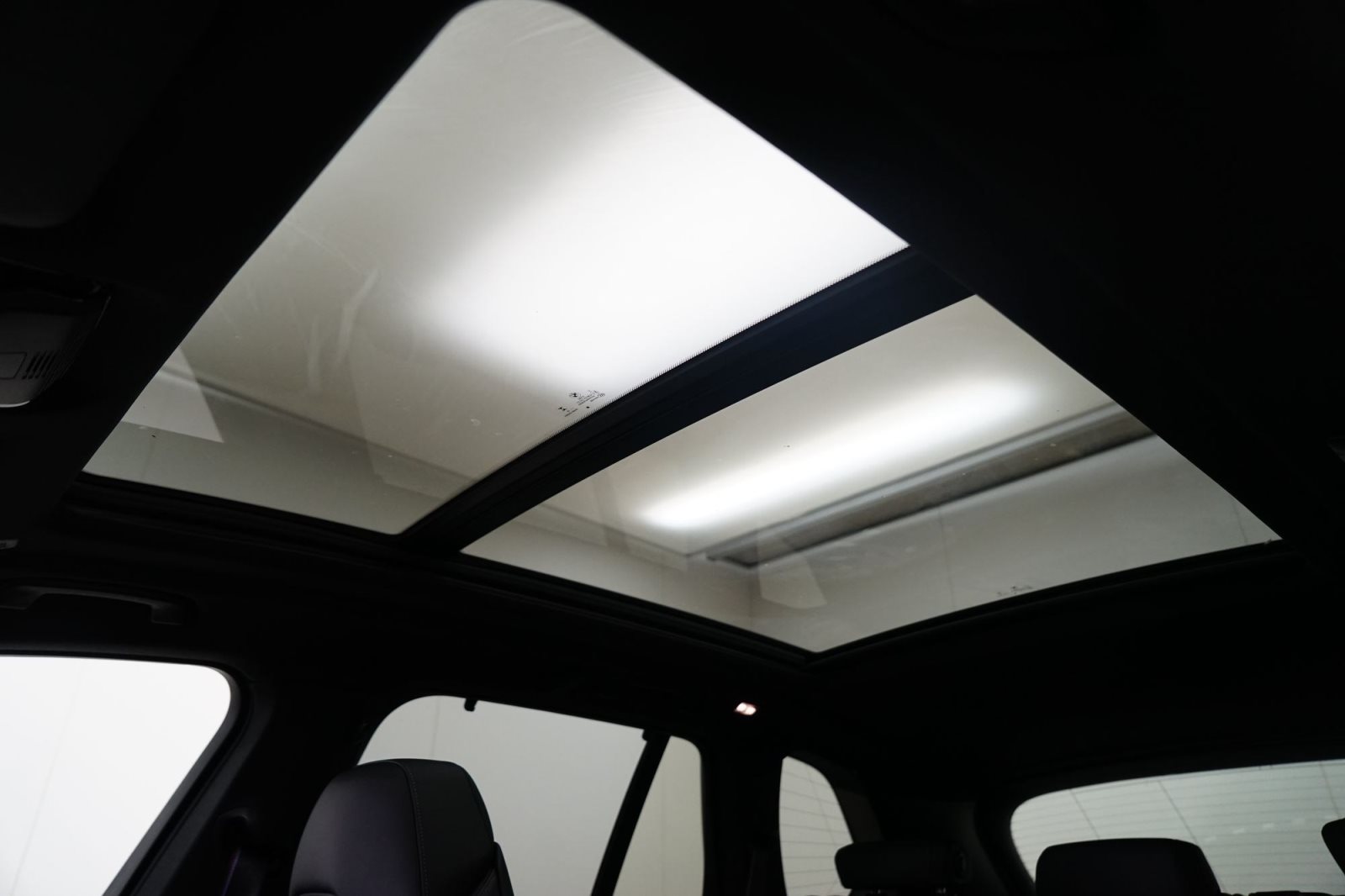 Fahrzeugabbildung BMW X5 xDrive50e [M Sport, HUD, AHK, ACC, GSD, 22 LMR]