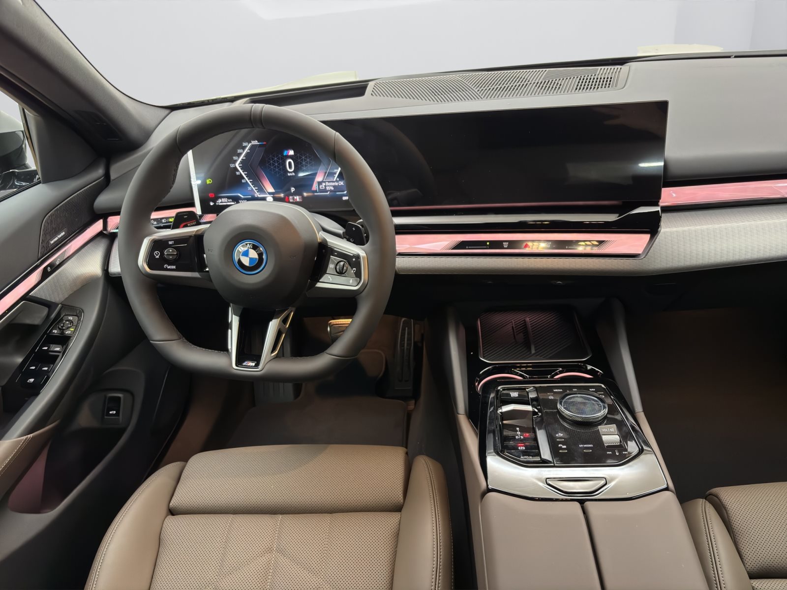 Fahrzeugabbildung BMW 530e xDrive Touring [M Sport Pro, HUD, AHK, ACC, 20 LMR]