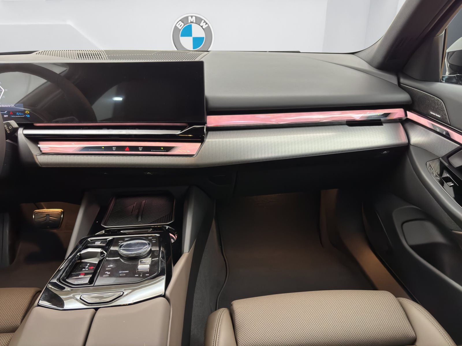Fahrzeugabbildung BMW 530e xDrive Touring [M Sport Pro, HUD, AHK, ACC, 20 LMR]