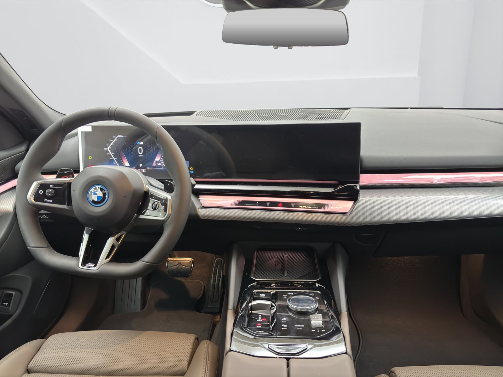 Fahrzeugabbildung BMW 530e xDrive Touring [M Sport Pro, HUD, AHK, ACC, 20 LMR]