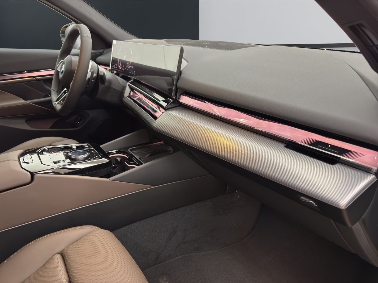 Fahrzeugabbildung BMW 530e xDrive Touring [M Sport Pro, HUD, AHK, ACC, 20 LMR]