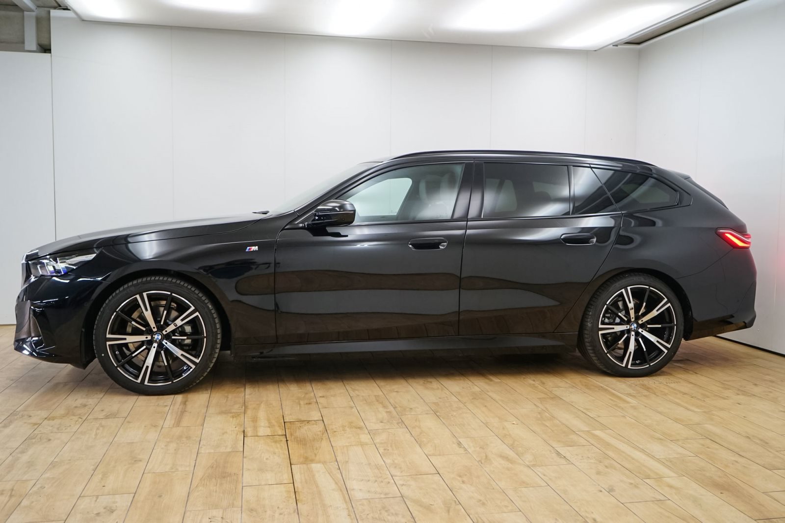 Fahrzeugabbildung BMW 520d xDrive Touring [M Sport, AHK, HK Sound]