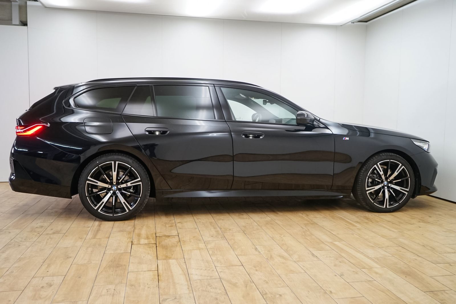 Fahrzeugabbildung BMW 520d xDrive Touring [M Sport, AHK, HK Sound]