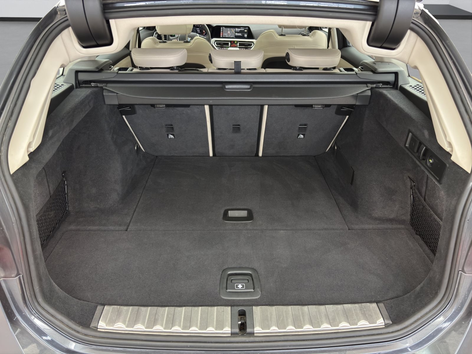 Fahrzeugabbildung BMW 330i xDrive Touring [Luxury Line, Pano, AHK]