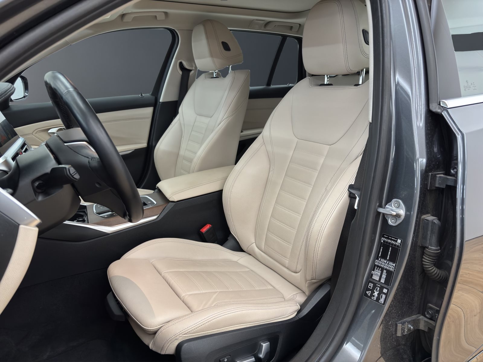 Fahrzeugabbildung BMW 330i xDrive Touring [Luxury Line, Pano, AHK]