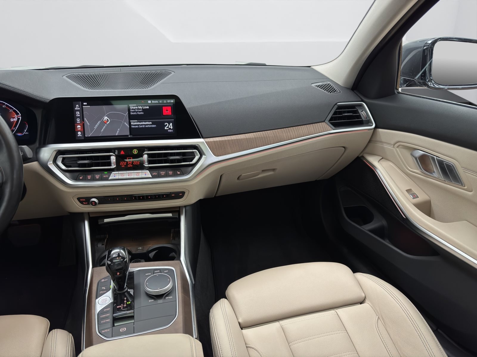 Fahrzeugabbildung BMW 330i xDrive Touring [Luxury Line, Pano, AHK]