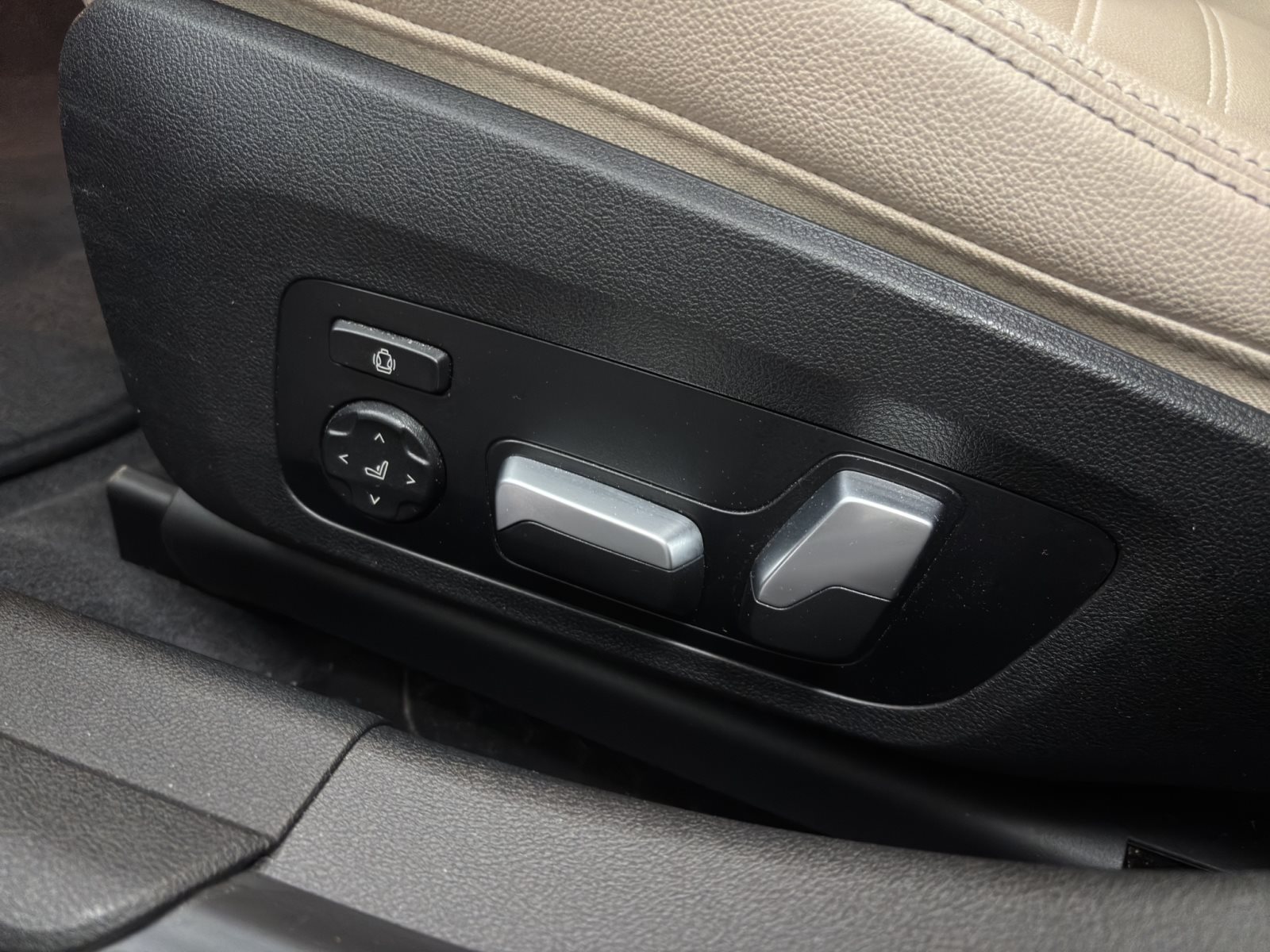 Fahrzeugabbildung BMW 330i xDrive Touring [Luxury Line, Pano, AHK]